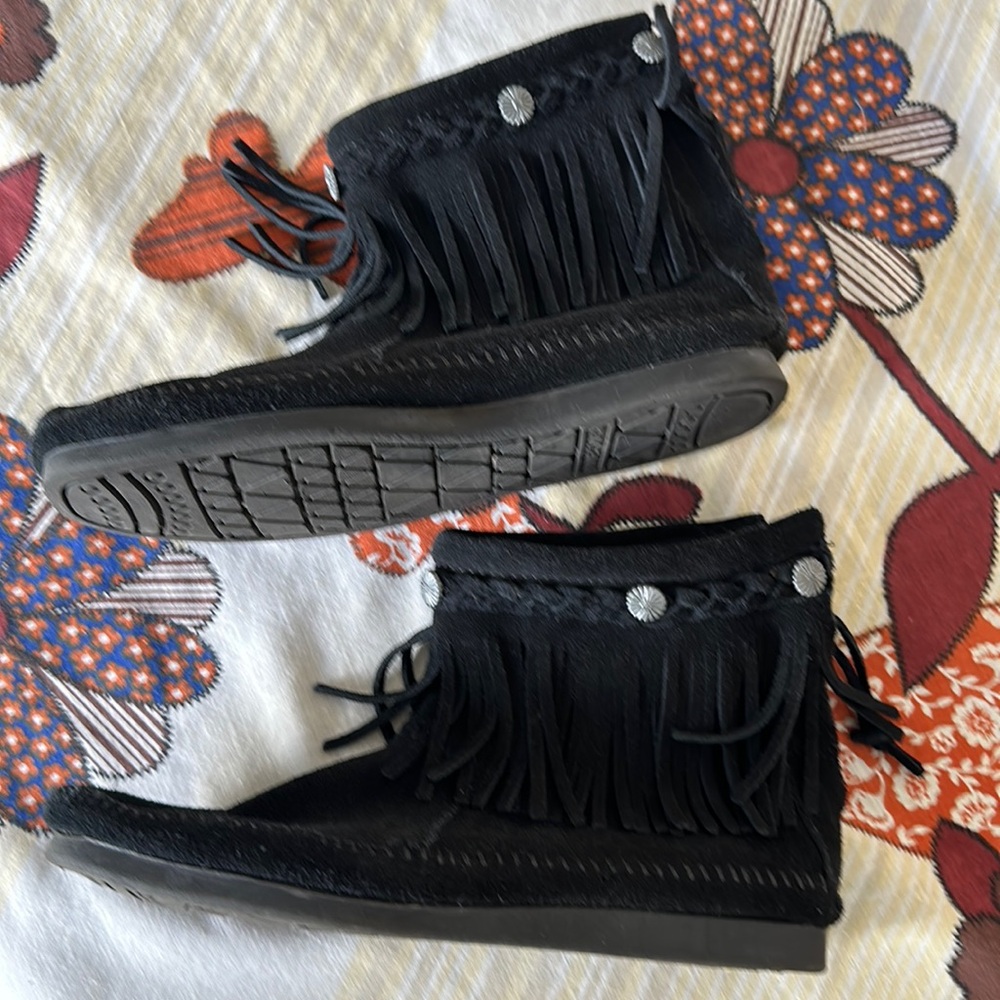 BOHO Black Minnetonka High Top Back Zip suede Boot 7M